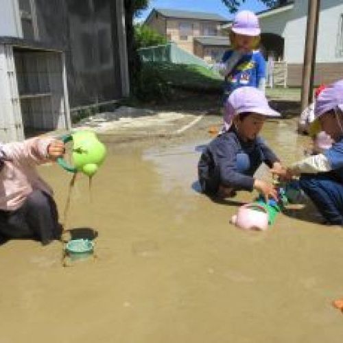 雨上がりはみんなが夢中で遊んでいます！