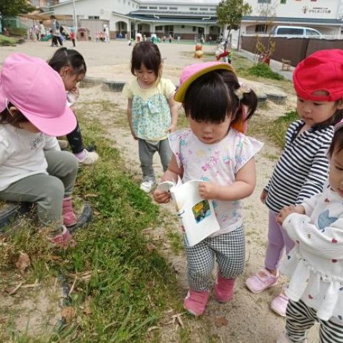 大きい子の真似っこをして、本を持ってお花探し！なにがあるかな？
